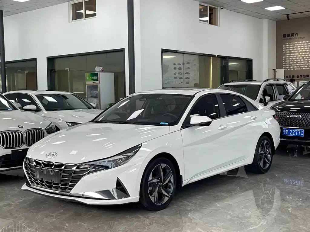 Hyundai Elantra — фото 1