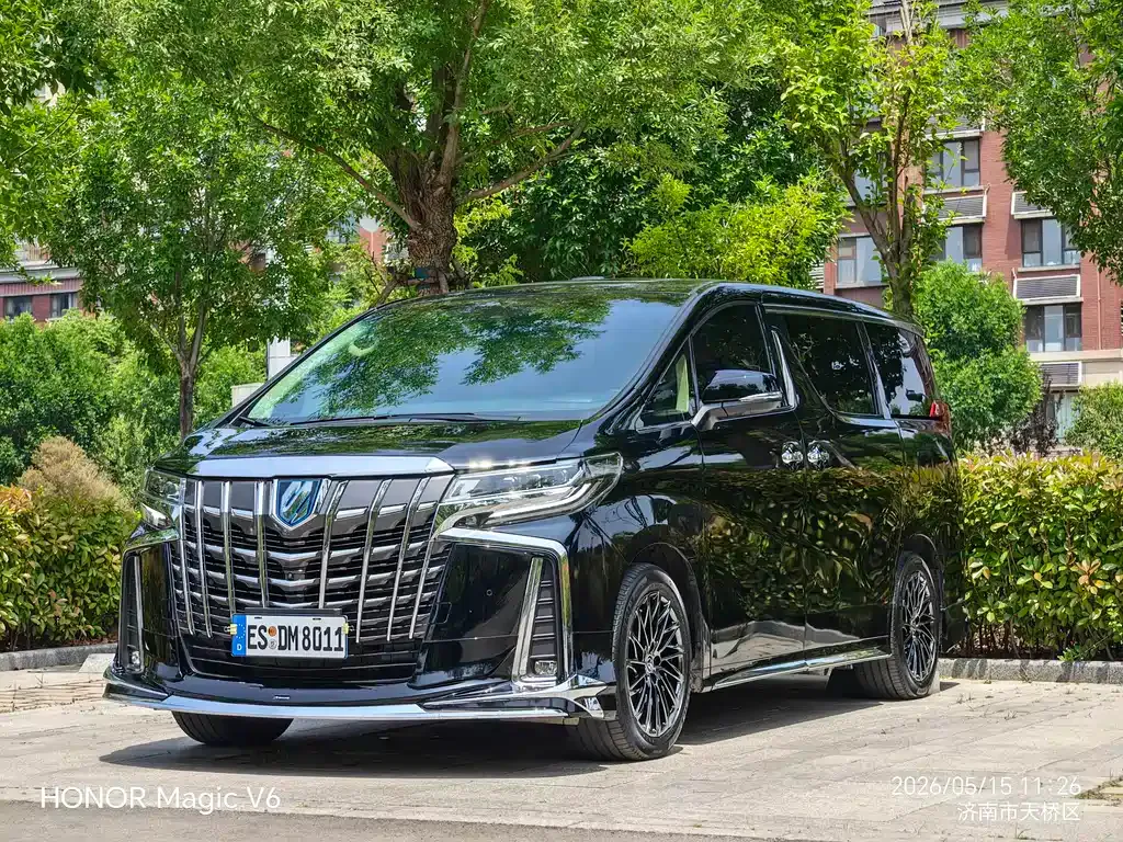 Toyota Vellfire — фото 1