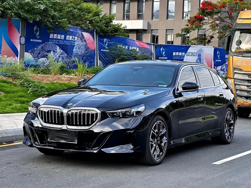 BMW 5 Series — фото 1