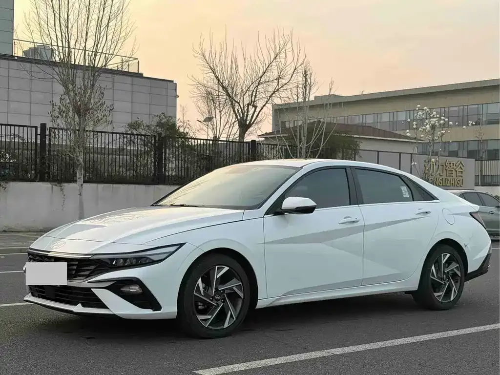 Hyundai Elantra — фото 1