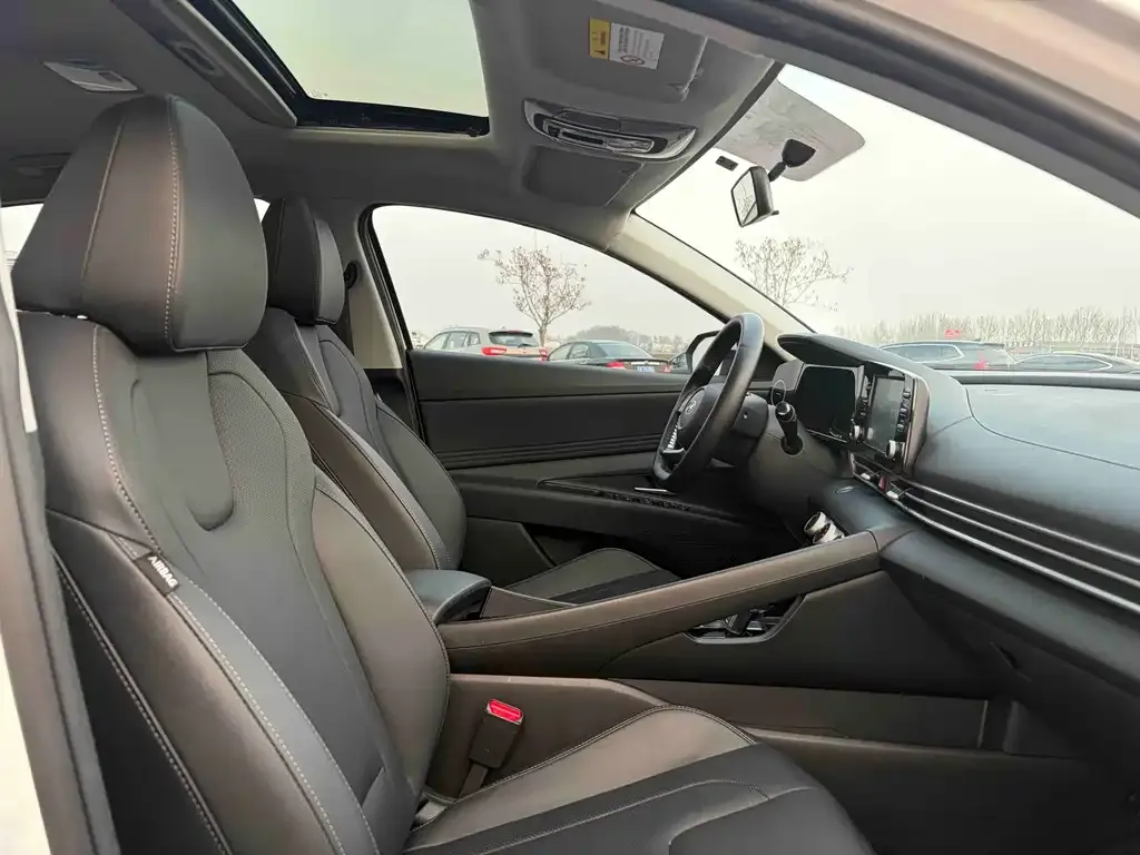 Hyundai Elantra — фото 2