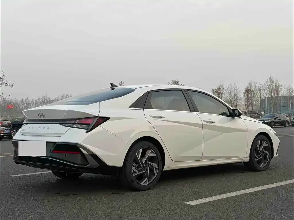 Hyundai Elantra — фото 3