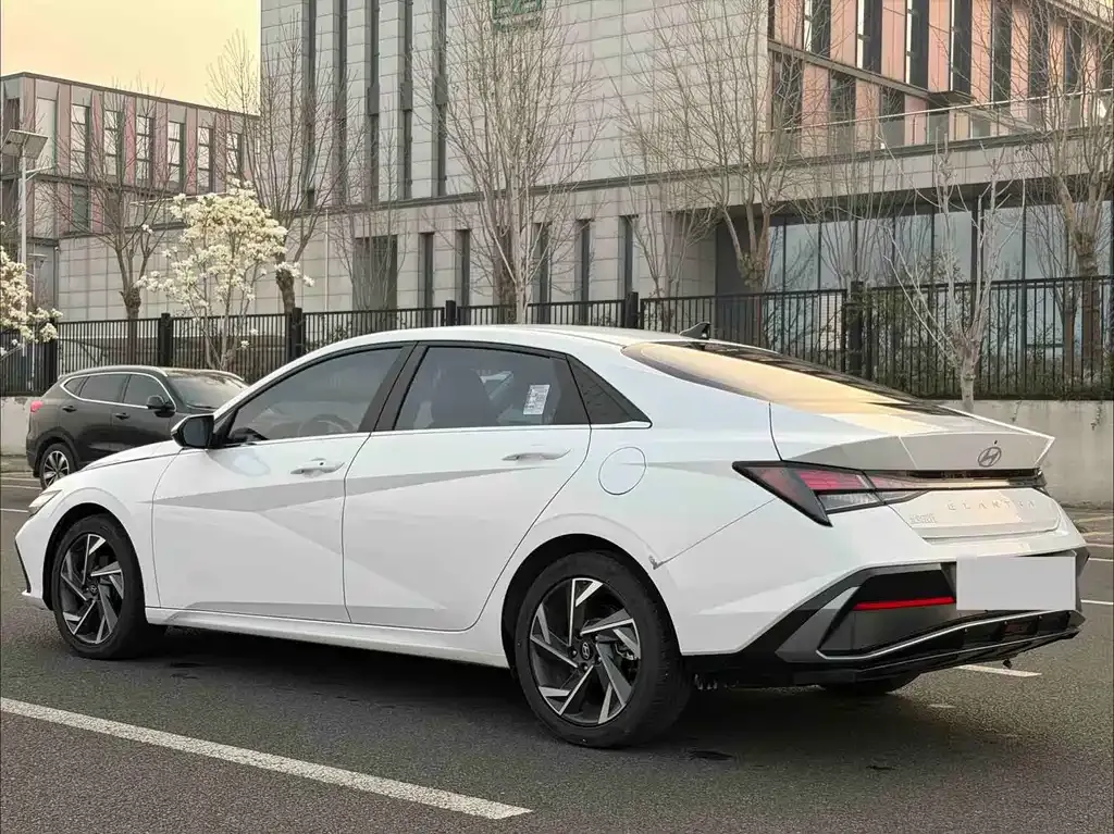 Hyundai Elantra — фото 9