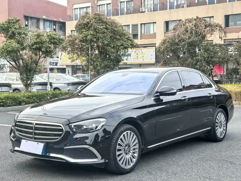 Mercedes-Benz E-Class — фото 1