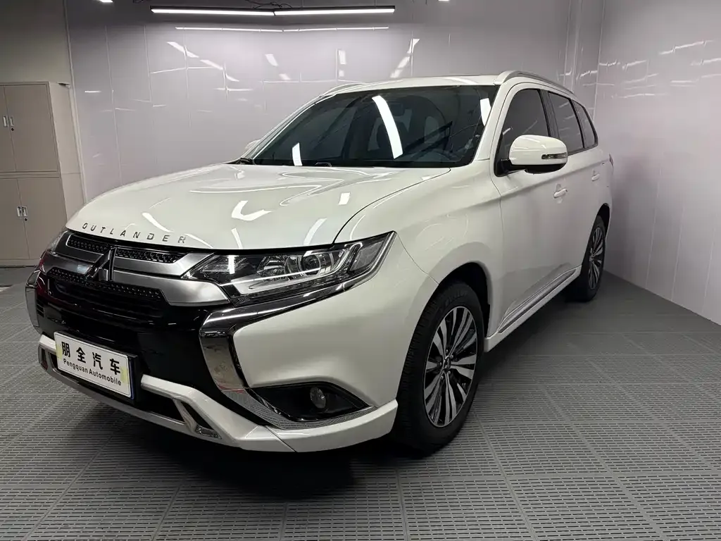 Mitsubishi Outlander — фото 1