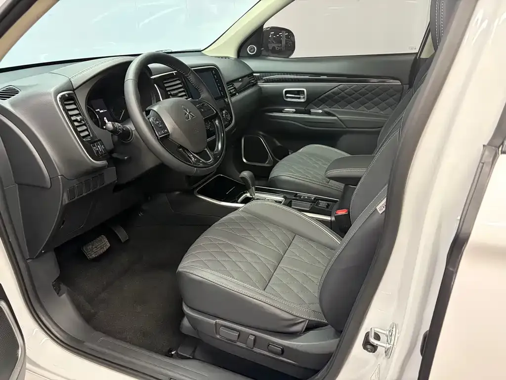 Mitsubishi Outlander — фото 4