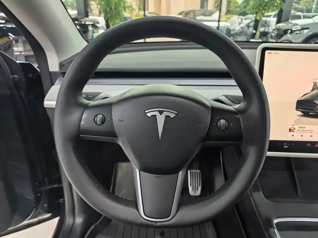 Tesla Model Y — фото 3