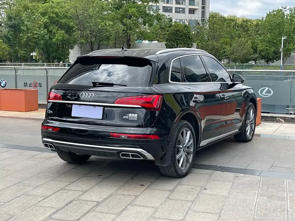 Audi Q5L — фото 10