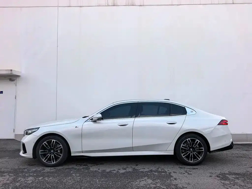 BMW 5 Series — фото 5