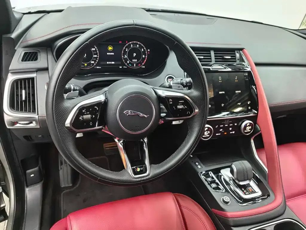 Jaguar E-PACE — фото 10