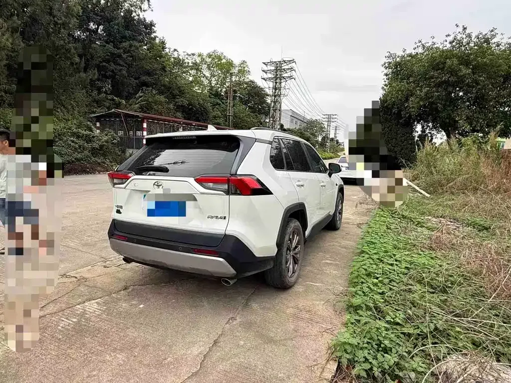 Toyota RAV4 — фото 5
