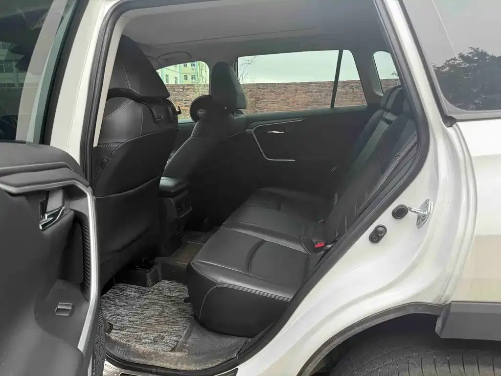 Toyota RAV4 — фото 4