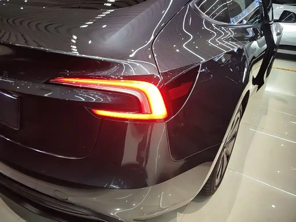 Tesla Model 3 — фото 10