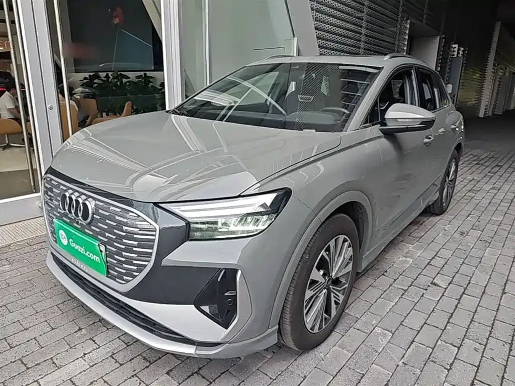 Audi Q4 e-tron — фото 1