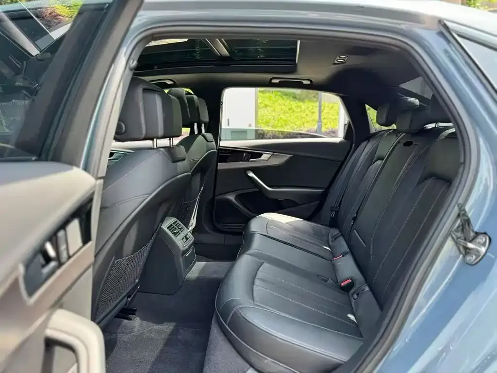 Audi A4L 2023 из CN, фото 3