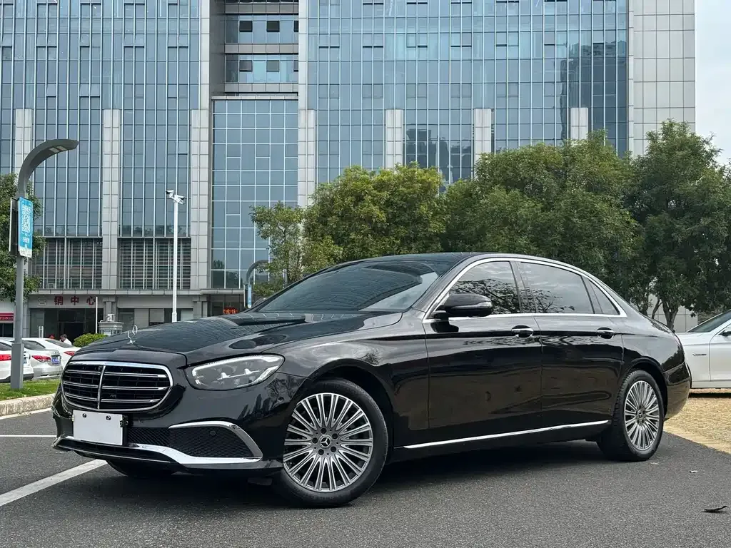Mercedes-Benz E-Class — фото 1