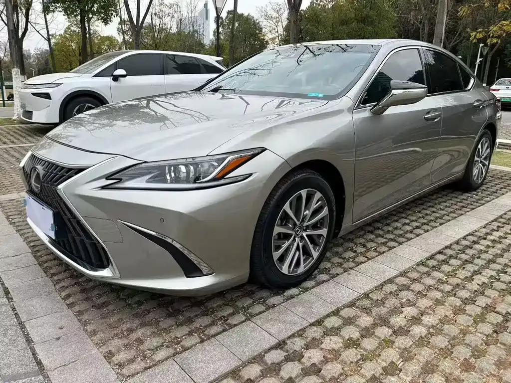 Lexus ES — фото 1