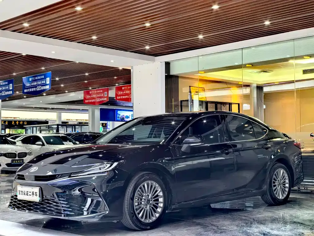 Toyota Camry — фото 1