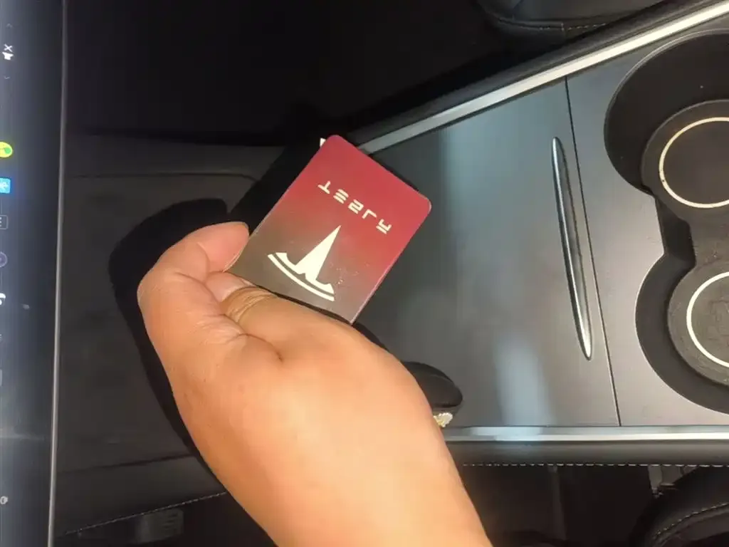 Tesla Model 3 — фото 3