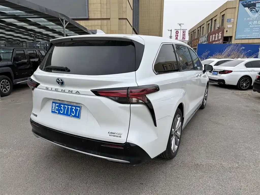 Toyota Sienna 2024 из CN, фото 2