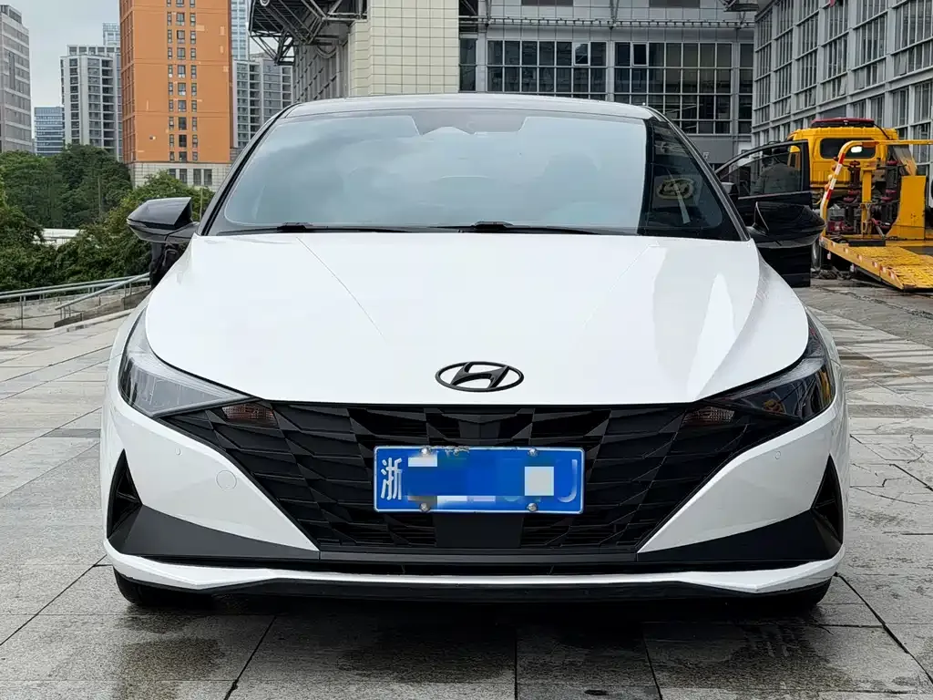 Hyundai Elantra — фото 1