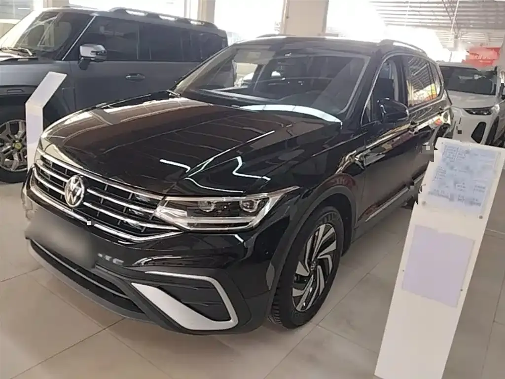 Volkswagen Tiguan L — фото 1
