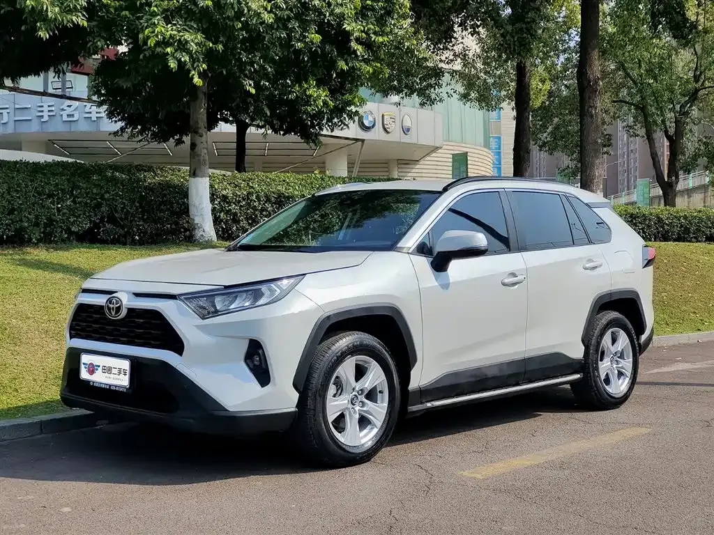 Toyota RAV4 — фото 1
