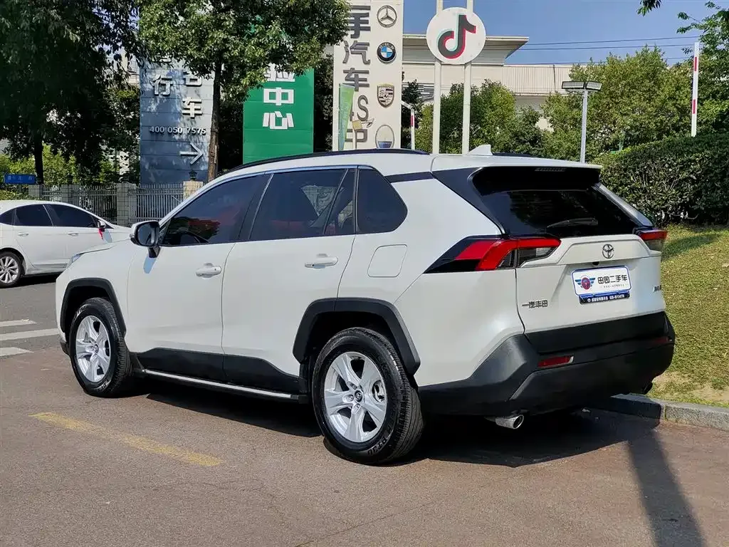 Toyota RAV4 — фото 7