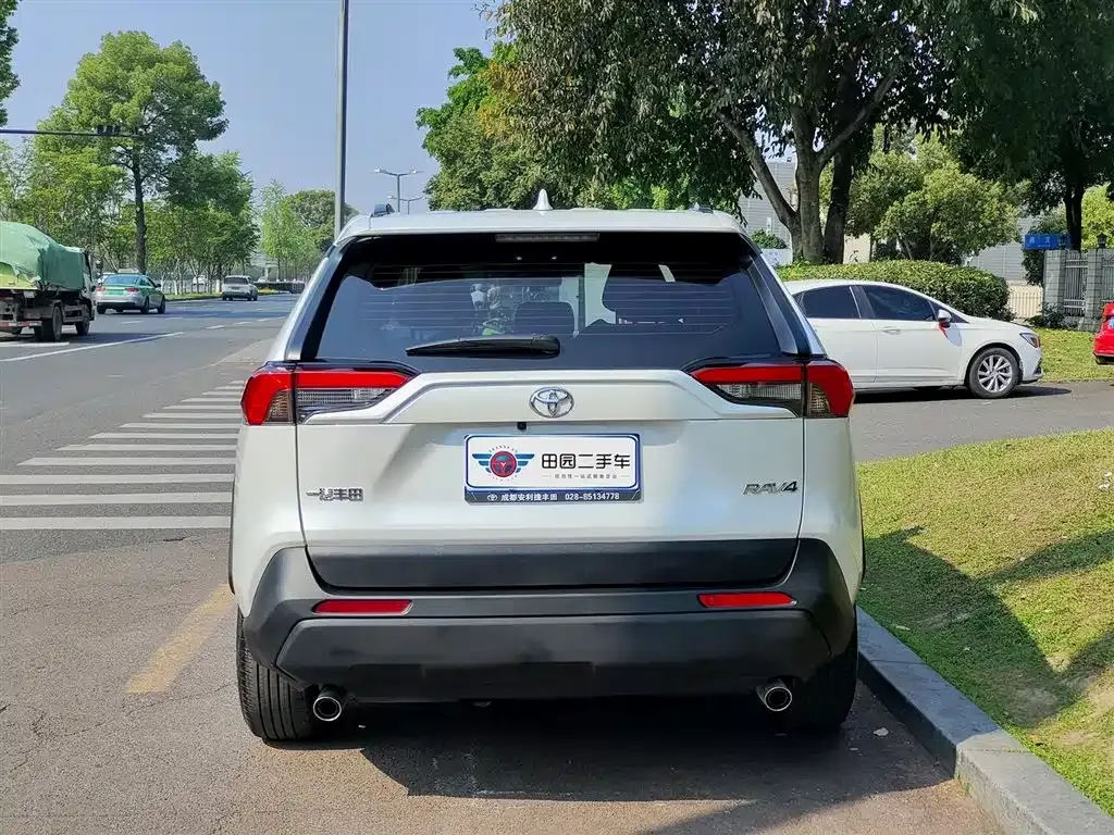 Toyota RAV4 — фото 8