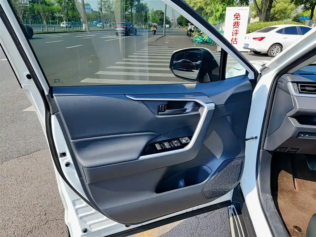 Toyota RAV4 — фото 6