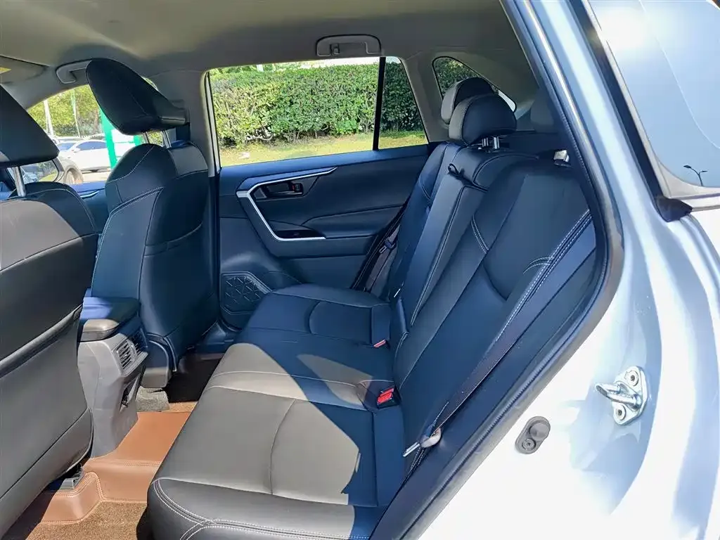 Toyota RAV4 — фото 3