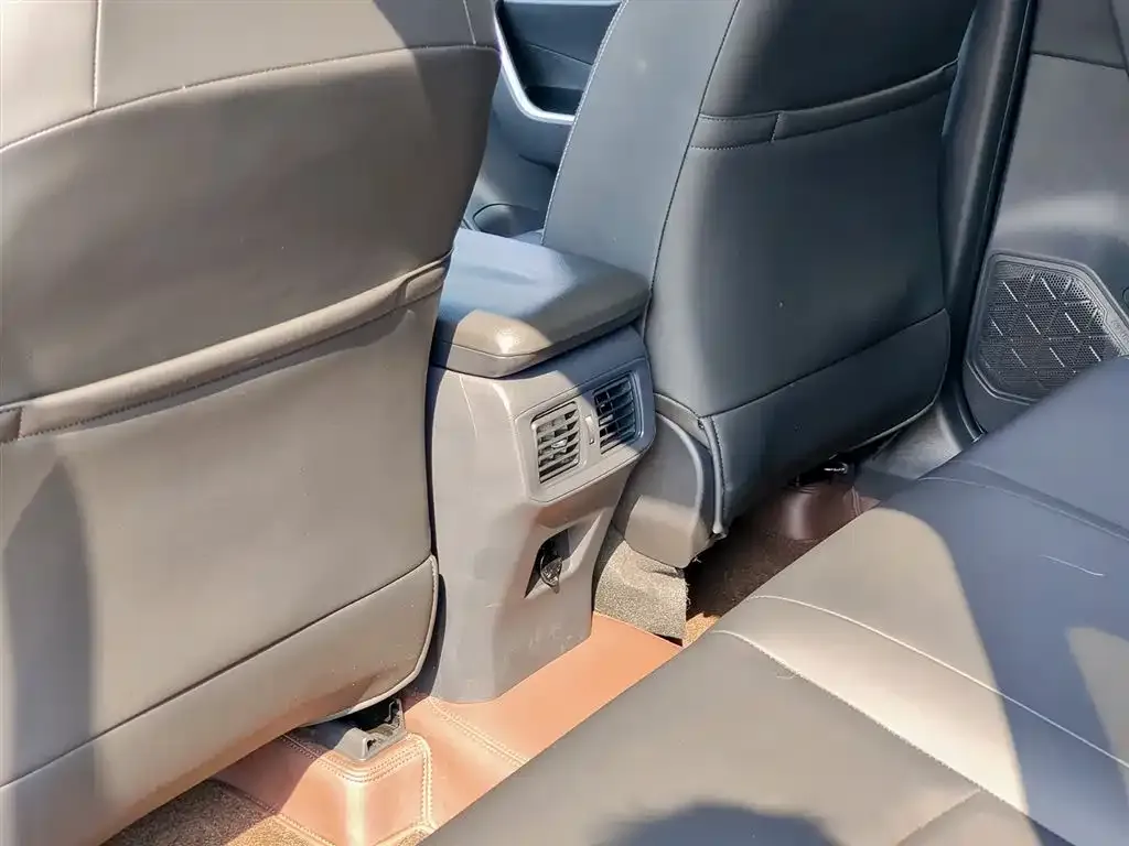 Toyota RAV4 — фото 2