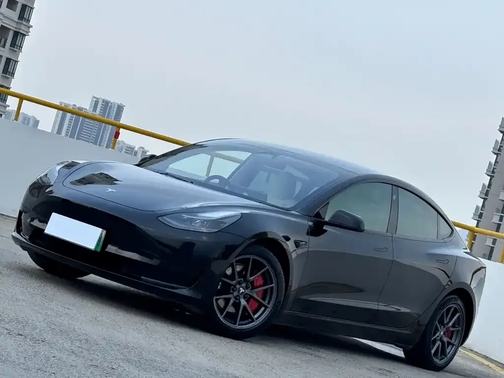 Tesla Model 3 — фото 1