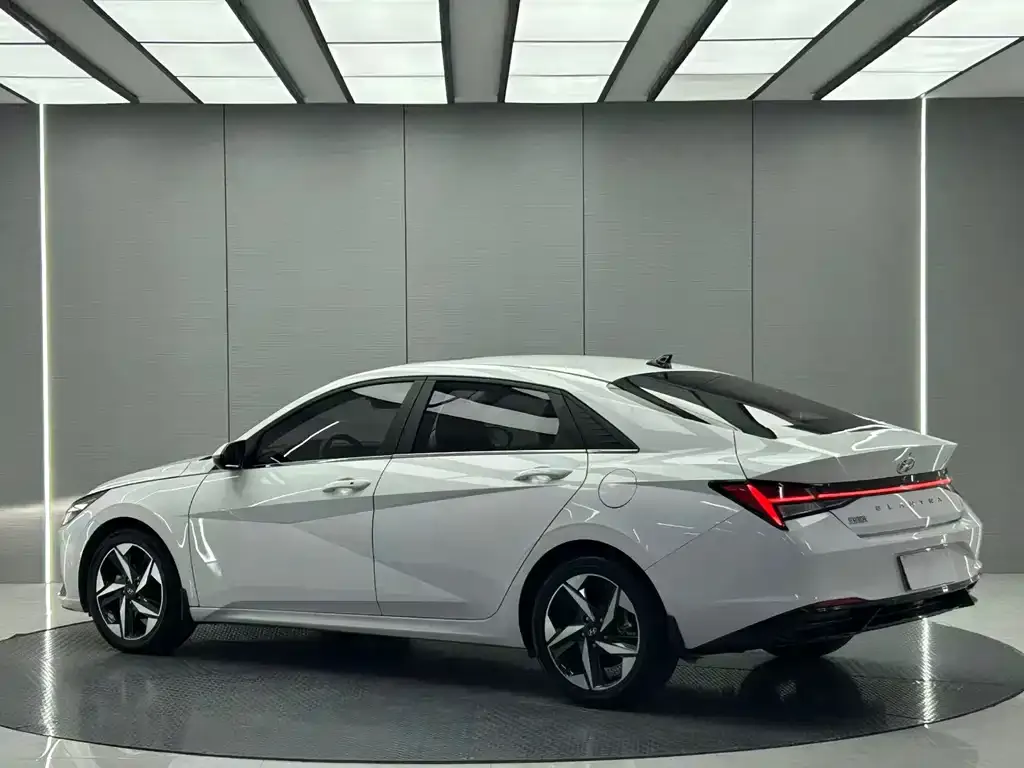 Hyundai Elantra — фото 6