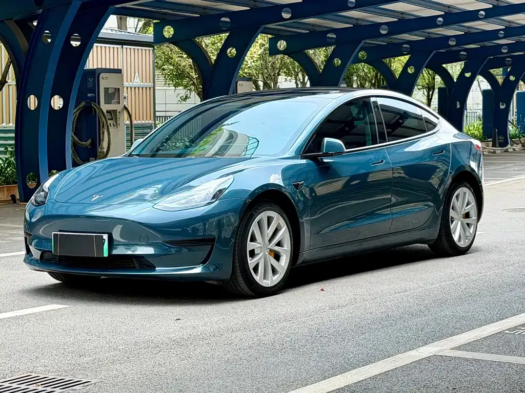 Tesla Model 3 — фото 1