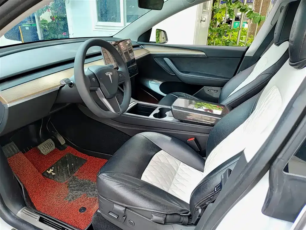 Tesla Model Y — фото 10