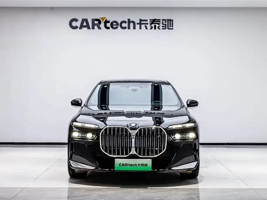 BMW i7
