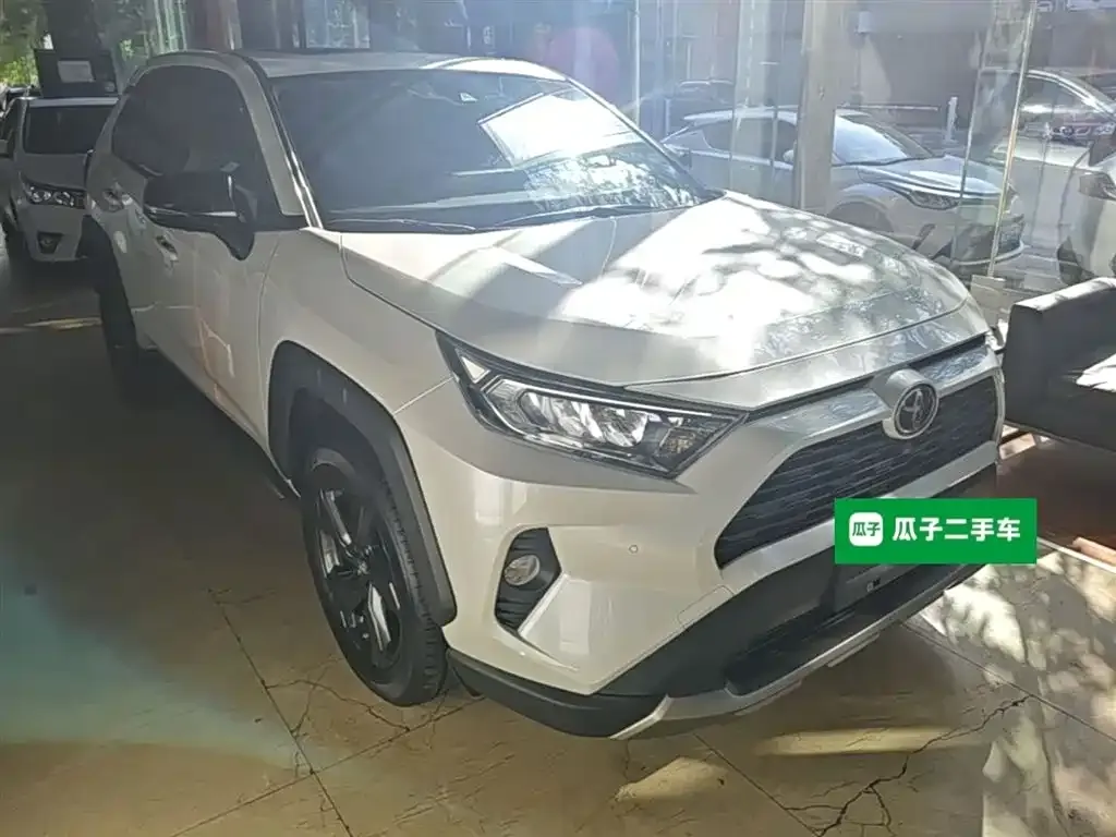 Toyota RAV4 — фото 8