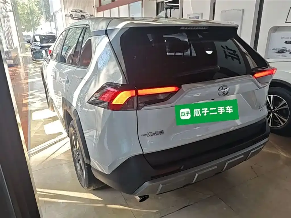 Toyota RAV4 — фото 2