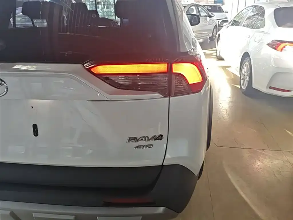 Toyota RAV4 — фото 7