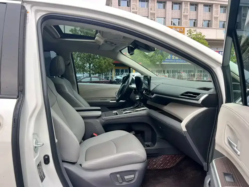 Toyota Sienna — фото 9