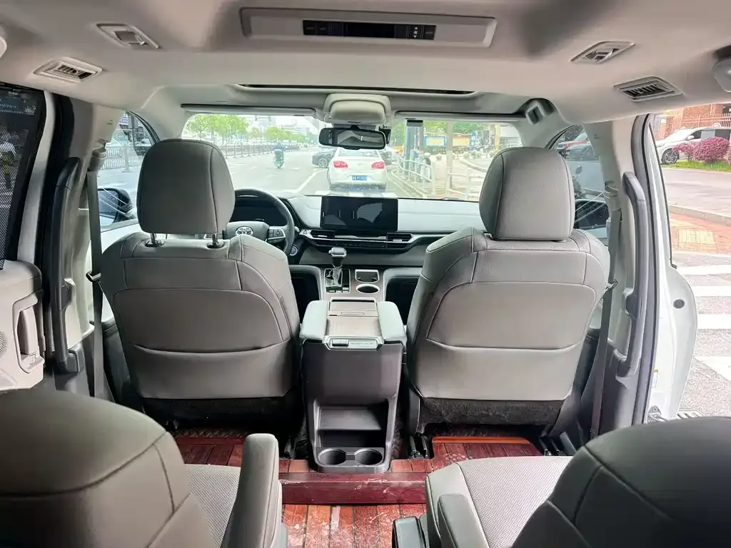 Toyota Sienna — фото 2