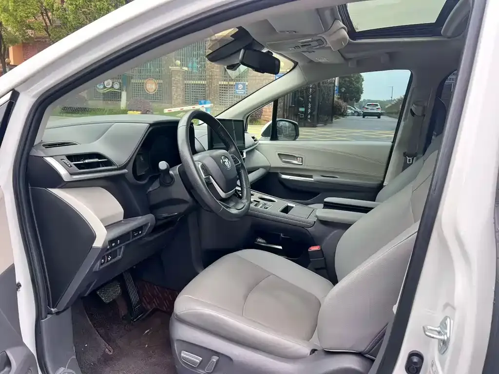 Toyota Sienna — фото 3