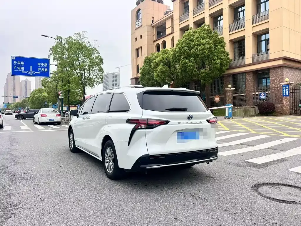 Toyota Sienna — фото 8