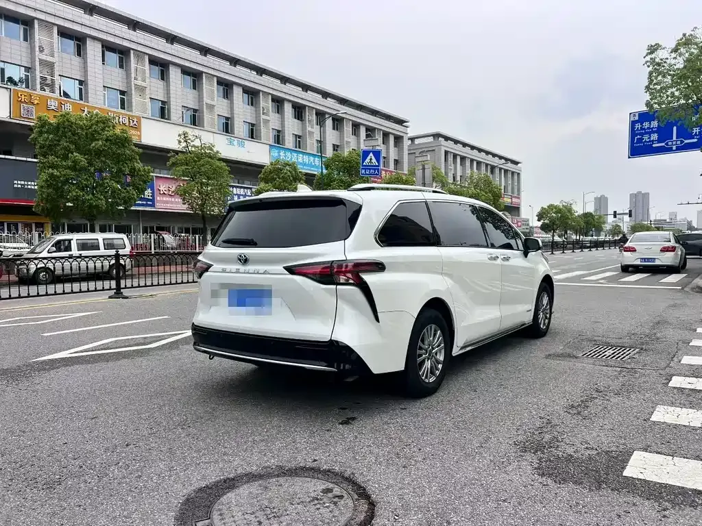 Toyota Sienna — фото 4
