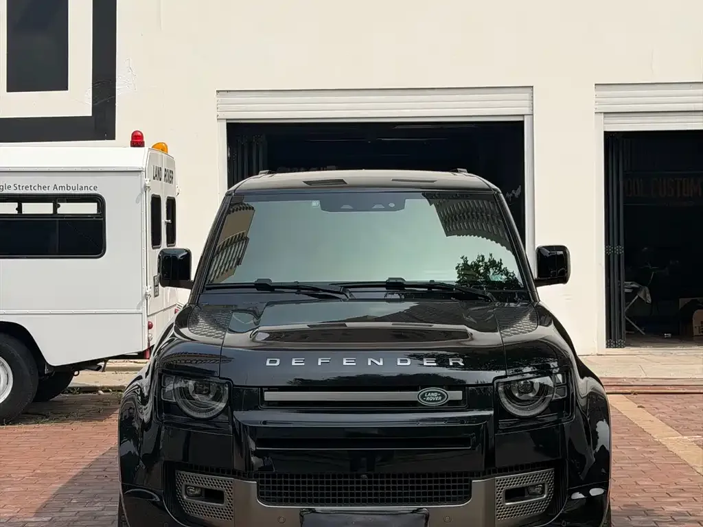 Land Rover Defender — фото 1