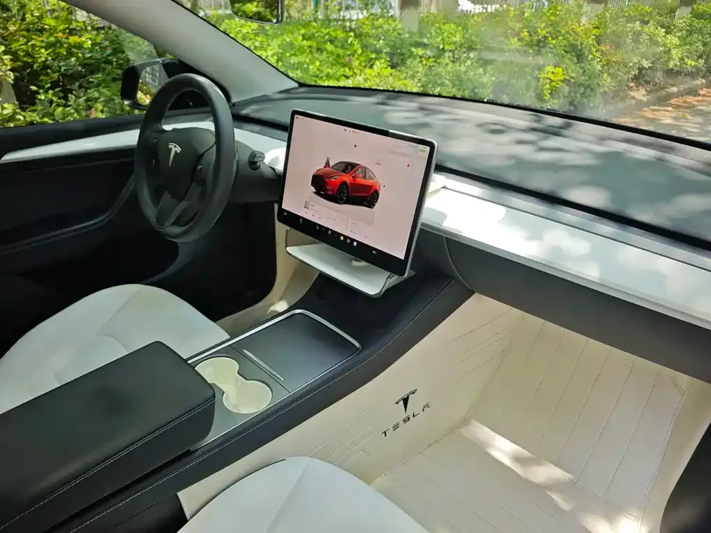 Tesla Model Y — фото 6