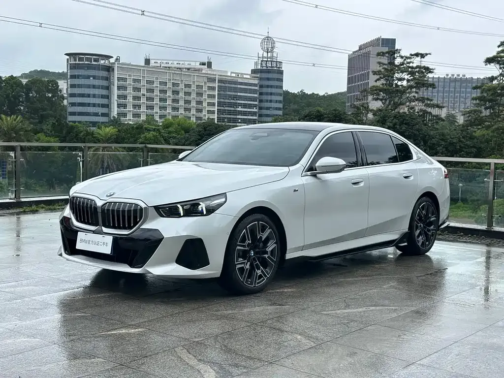 BMW 5 Series — фото 1