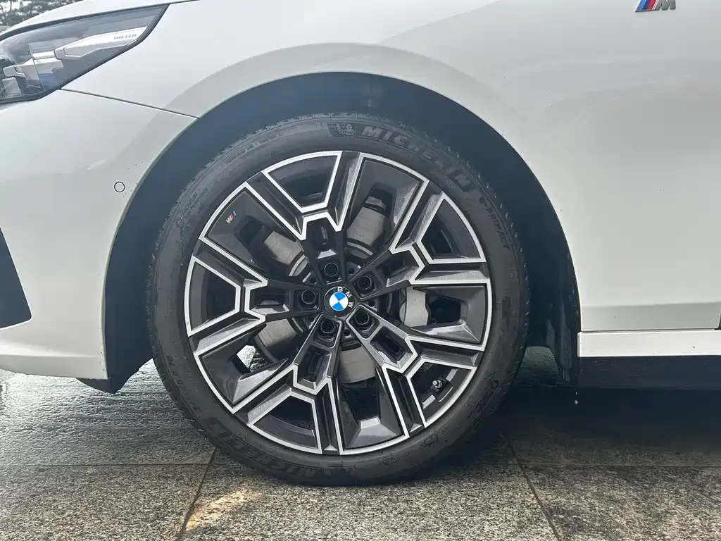 BMW 5 Series — фото 10