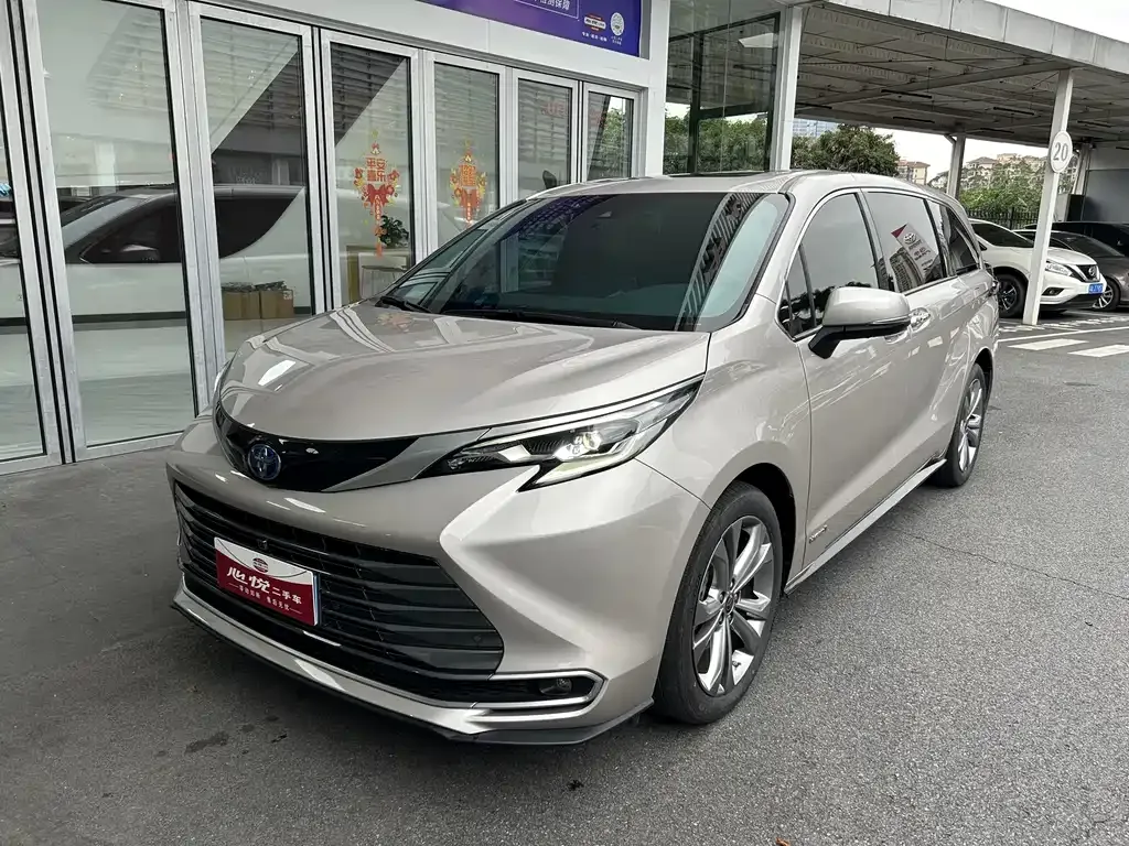 Toyota Sienna — фото 1